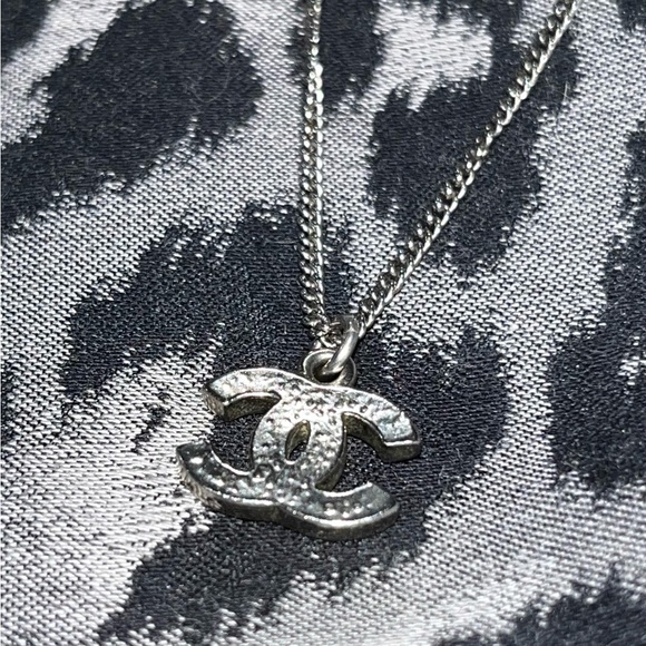 Chanel: Rhinestone CC Pendant Reversible Silver Necklace - Picture 7 of 12